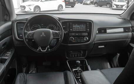 Mitsubishi Outlander III рестайлинг 3, 2017 год, 1 999 000 рублей, 6 фотография