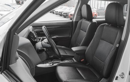 Mitsubishi Outlander III рестайлинг 3, 2017 год, 1 999 000 рублей, 10 фотография