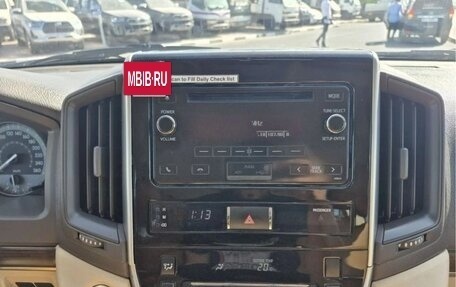 Toyota Land Cruiser 200, 2021 год, 10 200 887 рублей, 9 фотография
