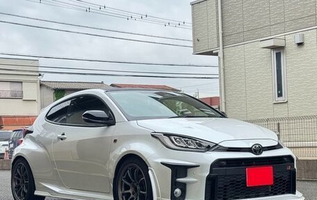 Toyota Yaris, 2022 год, 1 790 000 рублей, 2 фотография