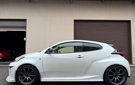 Toyota Yaris, 2022 год, 1 790 000 рублей, 8 фотография