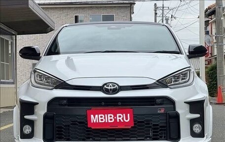 Toyota Yaris, 2022 год, 1 790 000 рублей, 3 фотография