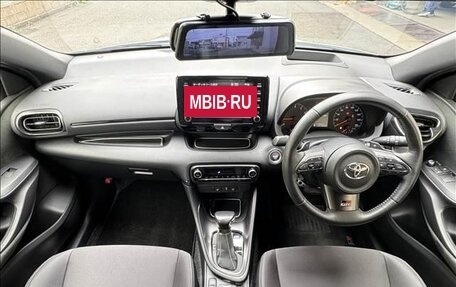 Toyota Yaris, 2022 год, 1 790 000 рублей, 12 фотография