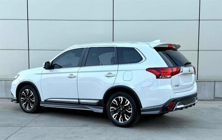 Mitsubishi Outlander III рестайлинг 3, 2022 год, 2 700 002 рублей, 2 фотография