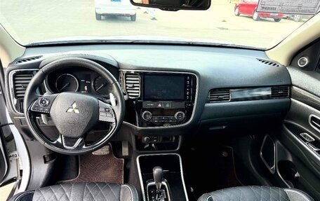 Mitsubishi Outlander III рестайлинг 3, 2022 год, 2 700 002 рублей, 9 фотография