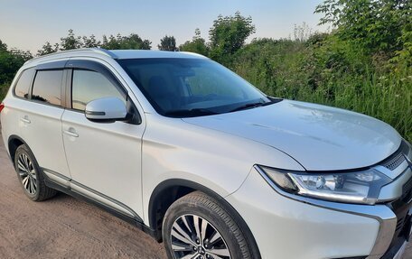 Mitsubishi Outlander III рестайлинг 3, 2019 год, 2 200 000 рублей, 3 фотография