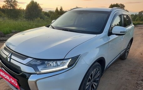 Mitsubishi Outlander III рестайлинг 3, 2019 год, 2 200 000 рублей, 2 фотография