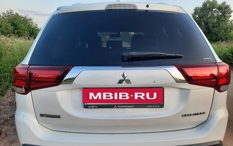 Mitsubishi Outlander III рестайлинг 3, 2019 год, 2 200 000 рублей, 5 фотография