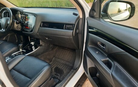 Mitsubishi Outlander III рестайлинг 3, 2019 год, 2 200 000 рублей, 15 фотография