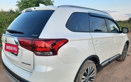 Mitsubishi Outlander III рестайлинг 3, 2019 год, 2 200 000 рублей, 4 фотография