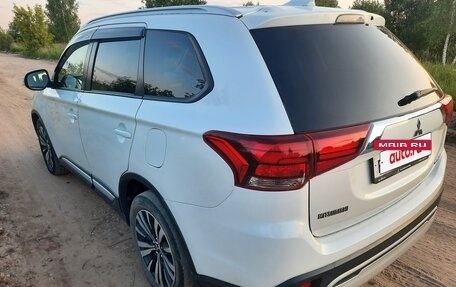 Mitsubishi Outlander III рестайлинг 3, 2019 год, 2 200 000 рублей, 6 фотография