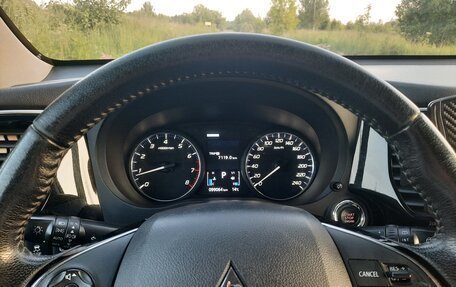 Mitsubishi Outlander III рестайлинг 3, 2019 год, 2 200 000 рублей, 17 фотография