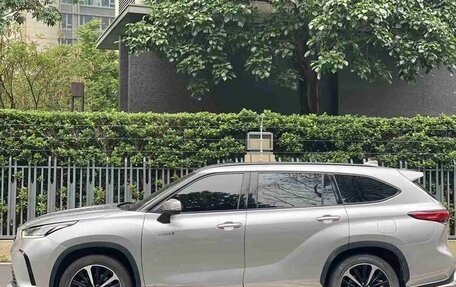 Toyota Highlander, 2022 год, 3 300 000 рублей, 2 фотография