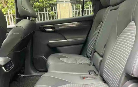 Toyota Highlander, 2022 год, 3 300 000 рублей, 10 фотография