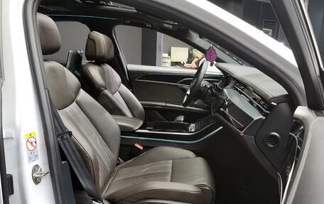Audi A8, 2021 год, 6 000 000 рублей, 10 фотография