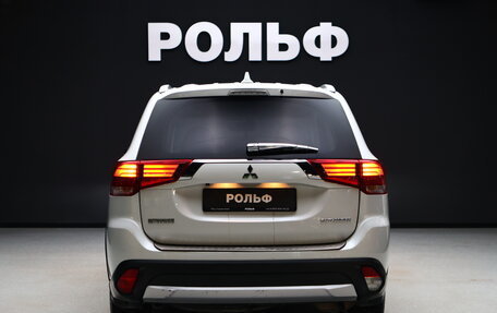 Mitsubishi Outlander III рестайлинг 3, 2018 год, 1 999 000 рублей, 4 фотография