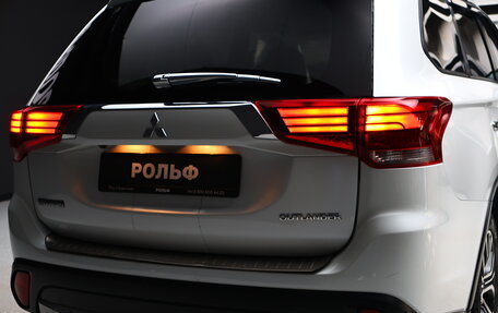 Mitsubishi Outlander III рестайлинг 3, 2018 год, 1 999 000 рублей, 13 фотография