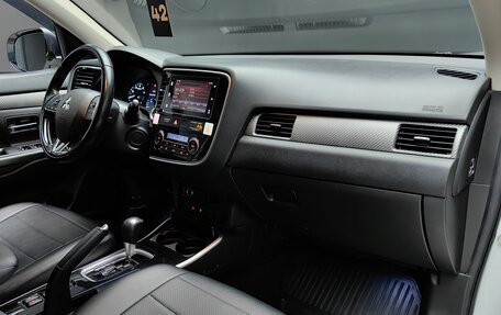 Mitsubishi Outlander III рестайлинг 3, 2018 год, 1 999 000 рублей, 23 фотография