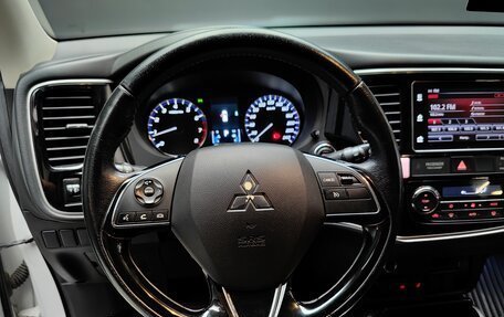 Mitsubishi Outlander III рестайлинг 3, 2018 год, 1 999 000 рублей, 28 фотография