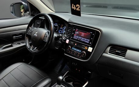 Mitsubishi Outlander III рестайлинг 3, 2018 год, 1 999 000 рублей, 24 фотография