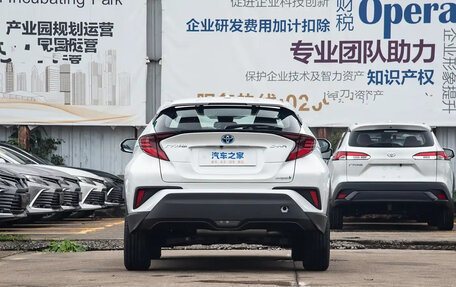 Toyota C-HR I рестайлинг, 2022 год, 1 800 000 рублей, 5 фотография