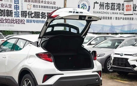Toyota C-HR I рестайлинг, 2022 год, 1 800 000 рублей, 11 фотография