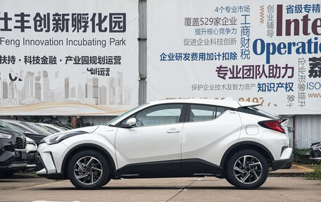 Toyota C-HR I рестайлинг, 2022 год, 1 800 000 рублей, 7 фотография