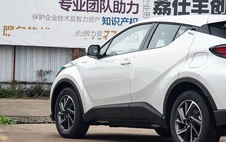 Toyota C-HR I рестайлинг, 2022 год, 1 800 000 рублей, 10 фотография