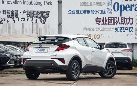 Toyota C-HR I рестайлинг, 2022 год, 1 800 000 рублей, 6 фотография