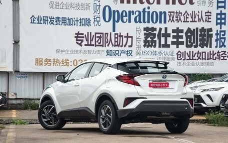 Toyota C-HR I рестайлинг, 2022 год, 1 800 000 рублей, 4 фотография