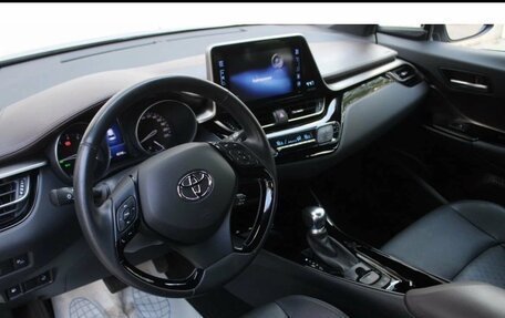 Toyota C-HR I рестайлинг, 2019 год, 2 750 000 рублей, 30 фотография
