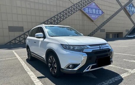 Mitsubishi Outlander III рестайлинг 3, 2022 год, 2 391 000 рублей, 3 фотография