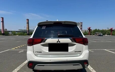 Mitsubishi Outlander III рестайлинг 3, 2022 год, 2 391 000 рублей, 5 фотография