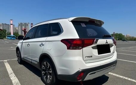 Mitsubishi Outlander III рестайлинг 3, 2022 год, 2 391 000 рублей, 6 фотография