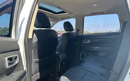 Mitsubishi Outlander III рестайлинг 3, 2022 год, 2 391 000 рублей, 14 фотография