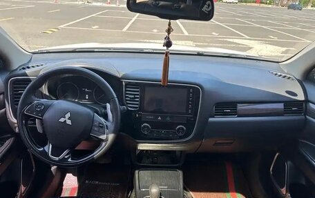 Mitsubishi Outlander III рестайлинг 3, 2022 год, 2 391 000 рублей, 11 фотография