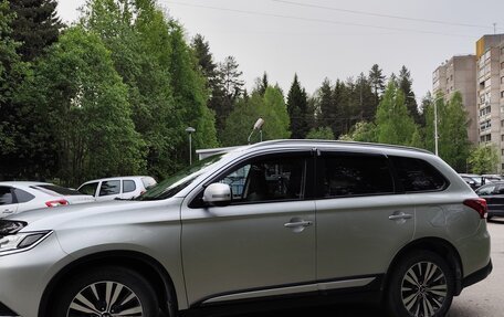Mitsubishi Outlander III рестайлинг 3, 2018 год, 2 100 000 рублей, 4 фотография