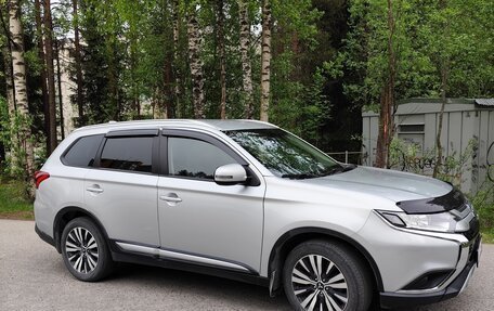 Mitsubishi Outlander III рестайлинг 3, 2018 год, 2 100 000 рублей, 5 фотография