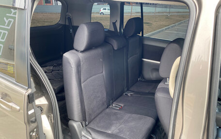 Toyota ISis I, 2010 год, 1 050 000 рублей, 10 фотография