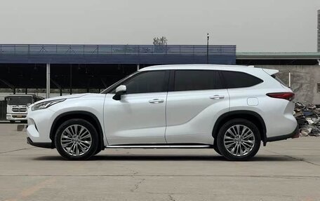 Toyota Highlander, 2022 год, 3 350 000 рублей, 3 фотография
