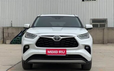 Toyota Highlander, 2022 год, 3 350 000 рублей, 2 фотография