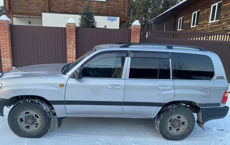 Toyota Land Cruiser 100 рестайлинг 2, 2004 год, 1 800 000 рублей, 2 фотография