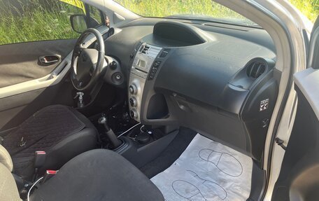Toyota Yaris III рестайлинг, 2006 год, 450 000 рублей, 20 фотография