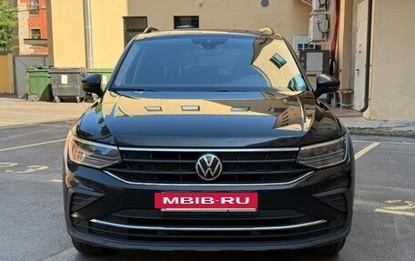 Volkswagen Tiguan II, 2021 год, 2 600 000 рублей, 2 фотография