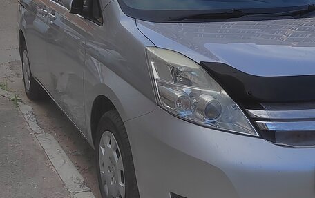 Toyota ISis I, 2012 год, 1 350 000 рублей, 2 фотография