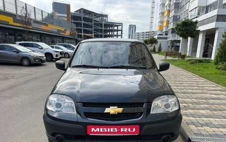 Chevrolet Niva I рестайлинг, 2015 год, 790 000 рублей, 2 фотография