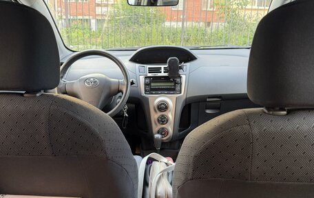 Toyota Yaris III рестайлинг, 2010 год, 830 000 рублей, 9 фотография