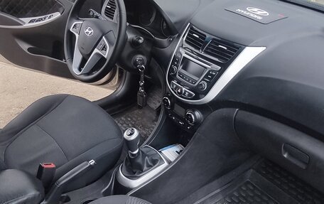 Hyundai Solaris II рестайлинг, 2011 год, 650 000 рублей, 6 фотография
