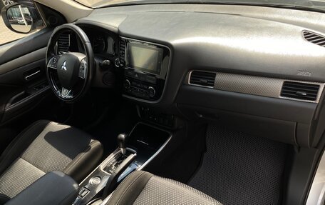 Mitsubishi Outlander III рестайлинг 3, 2018 год, 1 827 000 рублей, 13 фотография