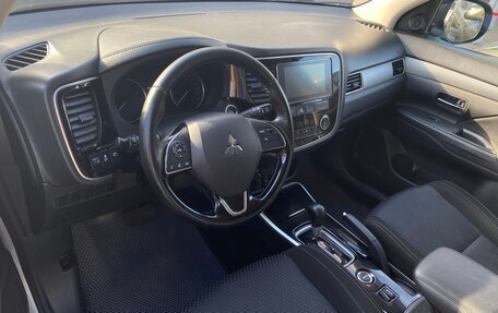 Mitsubishi Outlander III рестайлинг 3, 2018 год, 1 827 000 рублей, 15 фотография